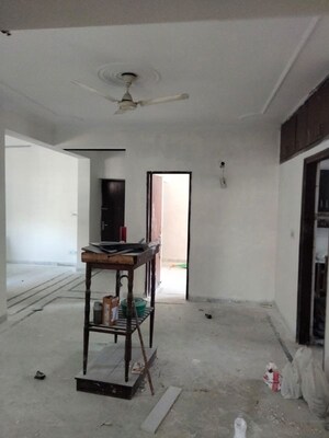 Room in 3.5 BHK Apartment at Oasis Apartments, Sector 55 – for Rent