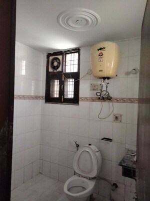 Bathroom in 3.5 BHK Apartment at Oasis Apartments, Sector 55 – for Rent