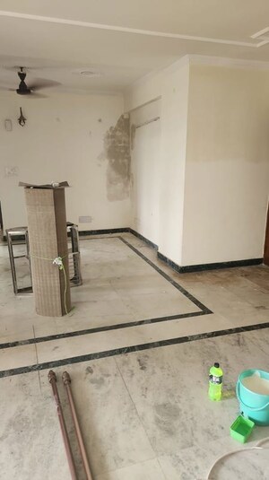 Room in 3.5 BHK Apartment at Oasis Apartments, Sector 55 – for Rent