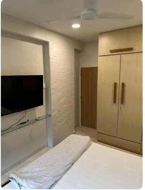 Room in 2 BHK Apartment at Malabar Hill – for Rent