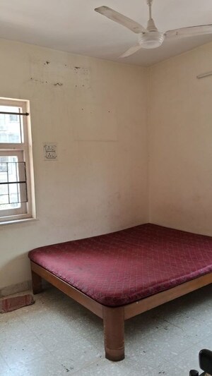 Room in 2 BHK Apartment at Raheja Township, Malad East – for Rent