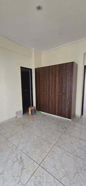 Room in 3.5 BHK Apartment at Amrapali Platinum, Sector 119 – for Sale