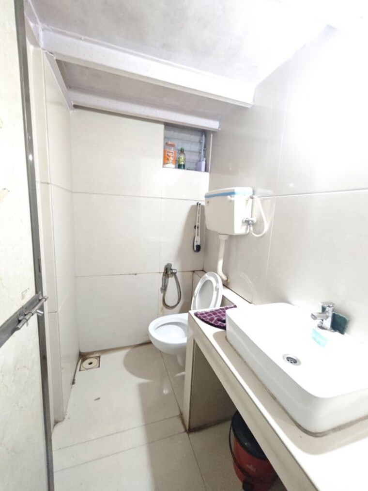 Bathroom, bandra east 3 Bedroom 1400 Sq.Ft. Apartment In Bandra East Mumbai 10309828