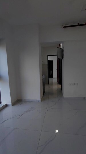 Room in 2 BHK Apartment at Level The Residences, Andheri West – for Rent