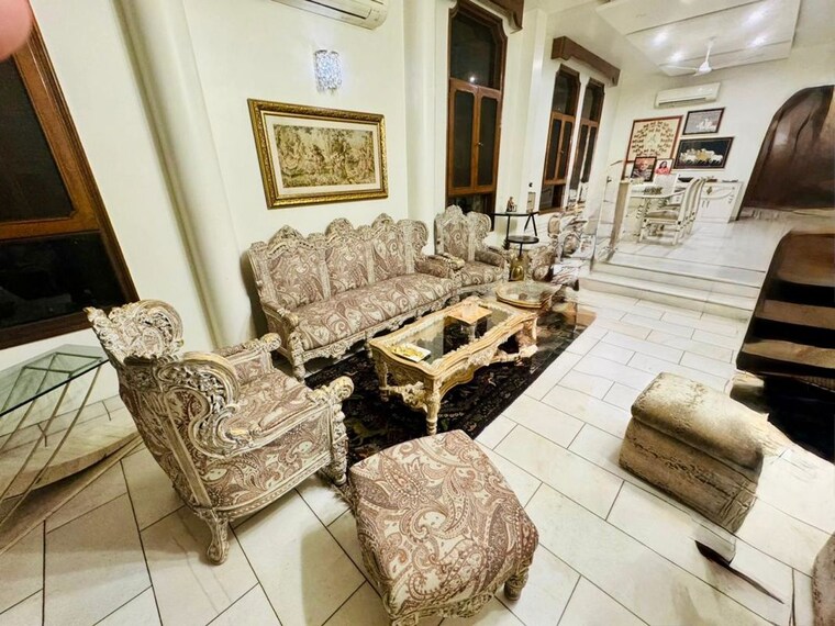 Living Room, greater kailash i 6+ Bedroom 3000 Sq.Ft. Independent House In Greater Kailash I Delhi 10310110
