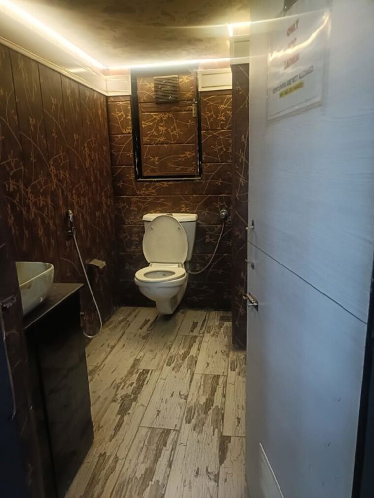 Washroom, morya-landmark-1 Commercial Office Space 2200 Sq.Ft. In Andheri West Mumbai 10310184