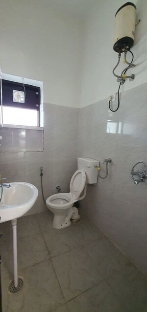 Bathroom in 1 RK Builder Floor at Sector 33 – for Rent