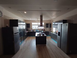 Parking in 3 BHK Builder Floor at RPS Palm Drive, Sector 88 – for Rent