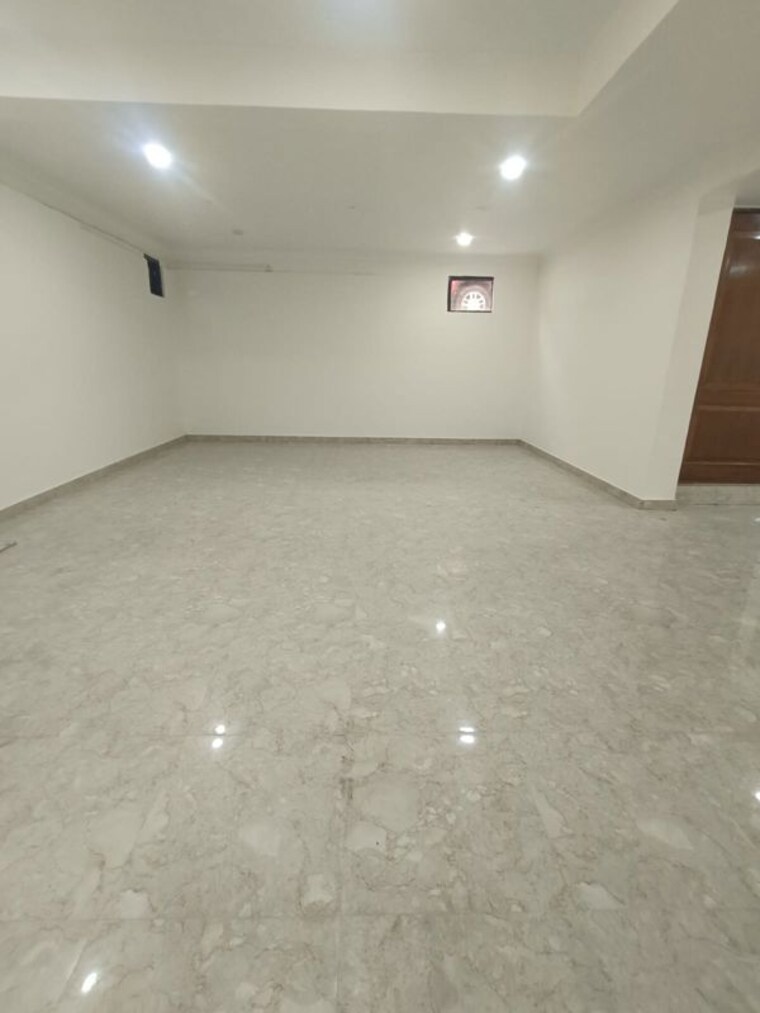 Room, safdarjung enclave Commercial Office Space 1800 Sq.Ft. In Safdarjung Enclave Delhi 10310426