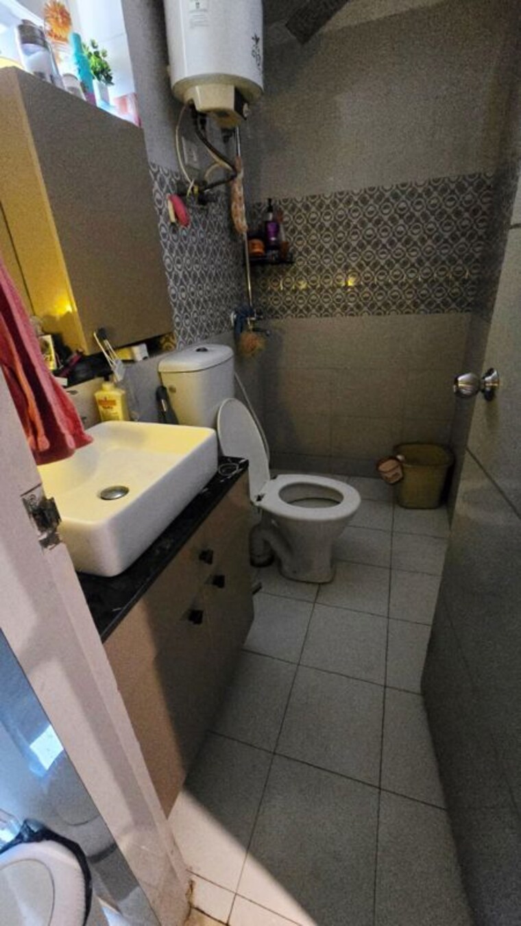 Bathroom, mahagun-mywoods 2 Bedroom 945 Sq.Ft. Apartment In Sector 16c Greater Noida Greater Noida 10310508