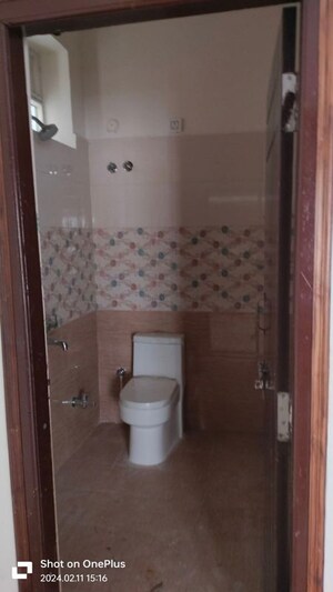 Bathroom in 5 BHK Villa at Gomti Nagar – for Rent