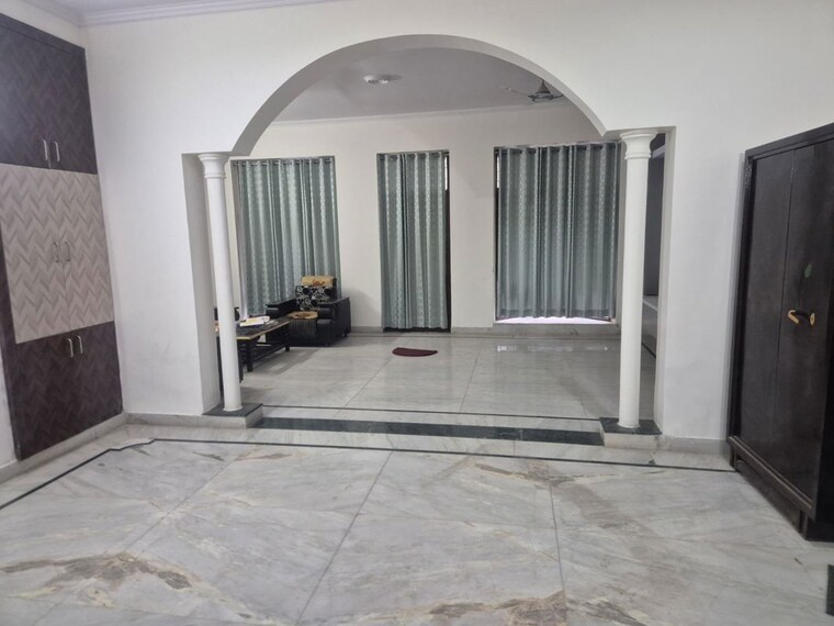 Room, sector 41 1 Bedroom 180 Sq.Mt. Independent House In Sector 41 Noida 10310638