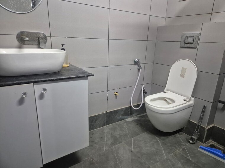 Bathroom, sector 41 1 Bedroom 180 Sq.Mt. Independent House In Sector 41 Noida 10310638