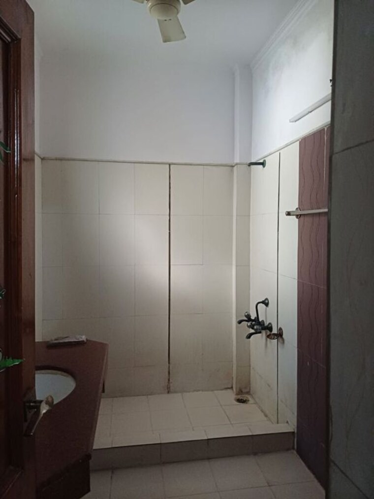 Bathroom, sector 53 6 Bedroom 162 Sq.Mt. Independent House In Sector 53 Noida 10310651