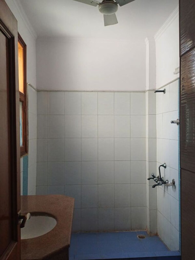 Bathroom, sector 53 6 Bedroom 162 Sq.Mt. Independent House In Sector 53 Noida 10310651