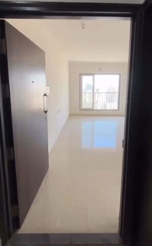 Room in 1 BHK Apartment at Kanakia Sanskruti CHS, Kandivali East – for Rent