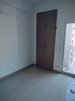 Room in 3 BHK Apartment at Amrapali Centurian Park, Tech Zone 4 Greater Noida – for Rent
