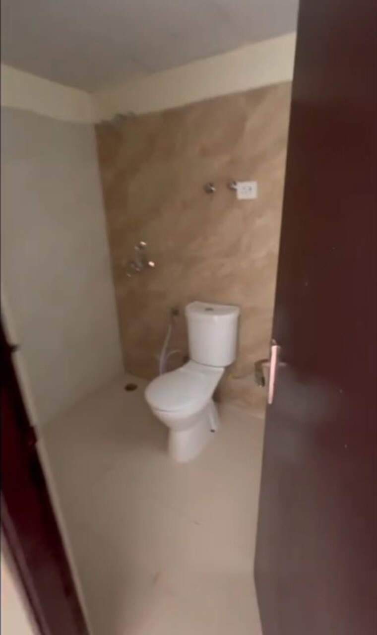 Bathroom, amrapali dream valley 2 Bedroom 900 Sq.Ft. Apartment In Amrapali Dream Valley Greater Noida 9931939
