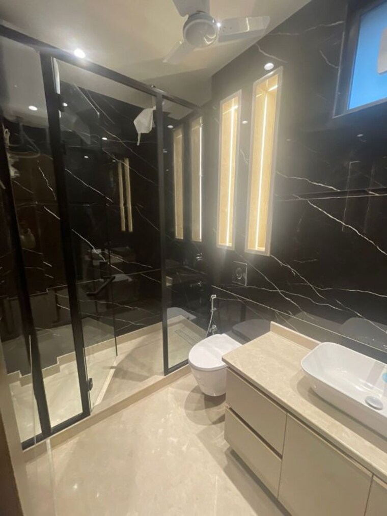 Bathroom, defence colony 3.5 Bedroom 2700 Sq.Ft. Apartment In Defence Colony Delhi 10310860