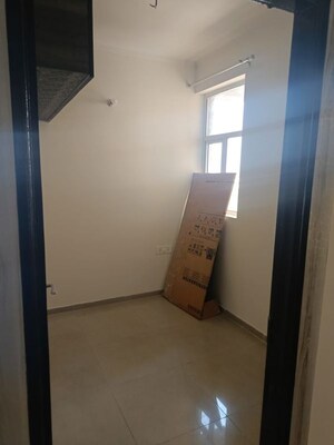 Room in 2 BHK Apartment at Himalaya Pride, Tech Zone 4 Greater Noida – for Rent