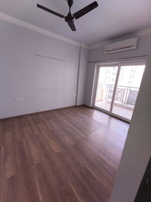 Room in 3 BHK Apartment at Central Park Flower Valley Aqua Front Towers, Sohna Sector 33 – for Rent