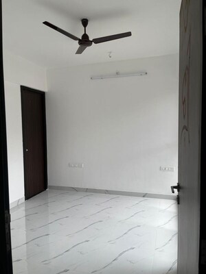 Room in 1.5 BHK Apartment at Sheth Zuri, Laxmi Nagar – for Rent