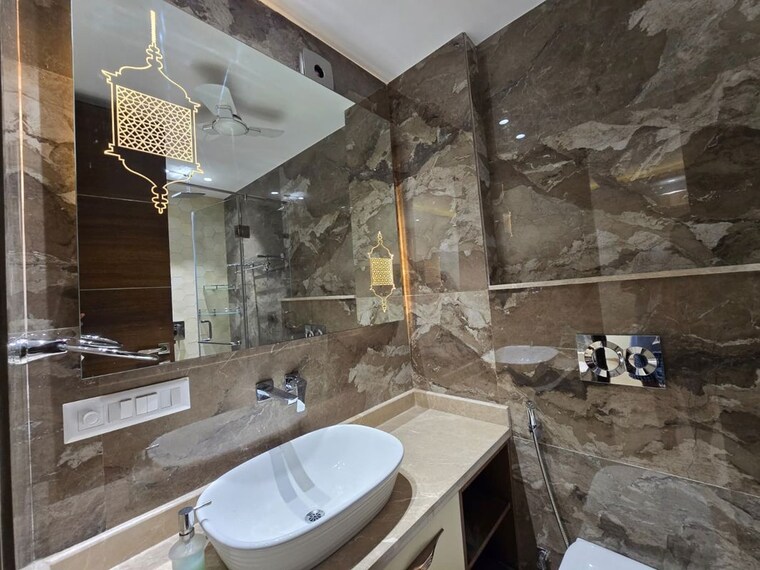 Bathroom, safdarjung enclave 4 Bedroom 4000 Sq.Ft. Apartment In Safdarjung Enclave Delhi 10310915