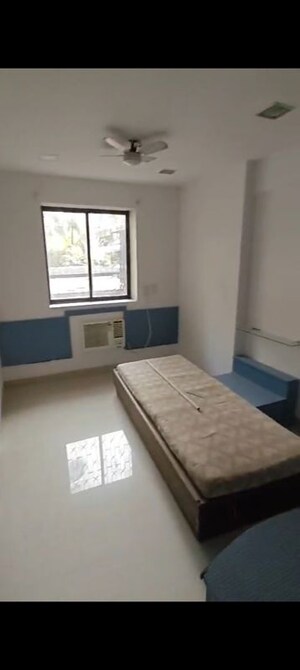 Room in 3 BHK Apartment at Monisha Tower, Andheri West – for Rent