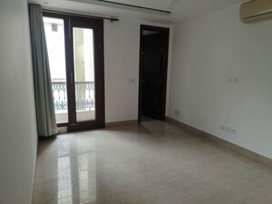 Room in 4 BHK Apartment at Vasant Vihar – for Rent