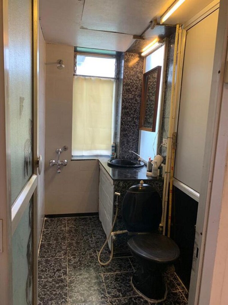 Washroom, juhu 2 Bedroom 700 Sq.Ft. Apartment In Juhu Mumbai 10310968