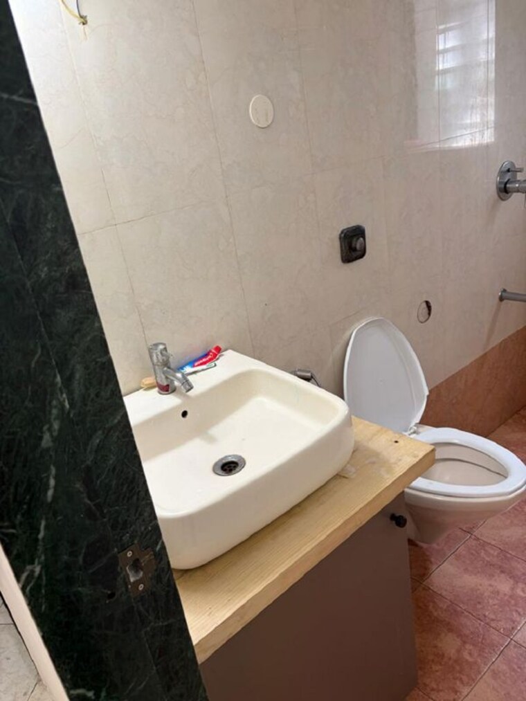 Bathroom, bandra west 2 Bedroom 700 Sq.Ft. Apartment In Bandra West Mumbai 10311045