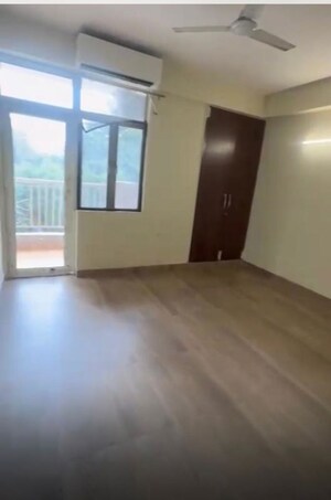 Room in 3.5 BHK Apartment at M R Platinum 321, Raj Nagar Extension – for Rent