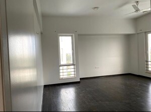 Room in 4 BHK Apartment at Amar Renaissance, Ghorpadi – for Rent