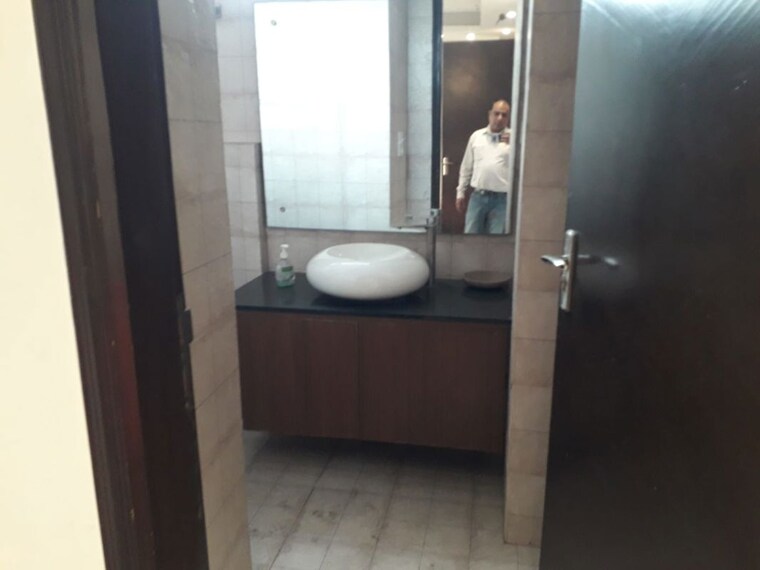 Bathroom, new friends colony 2 Bedroom 500 Sq.Yd. Builder Floor In New Friends Colony Delhi 10311193