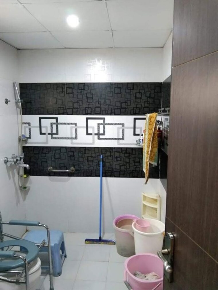Bathroom, vasundhara sector 18 3 Bedroom 1385 Sq.Ft. Apartment In Vasundhara Sector 18 Ghaziabad 10311115