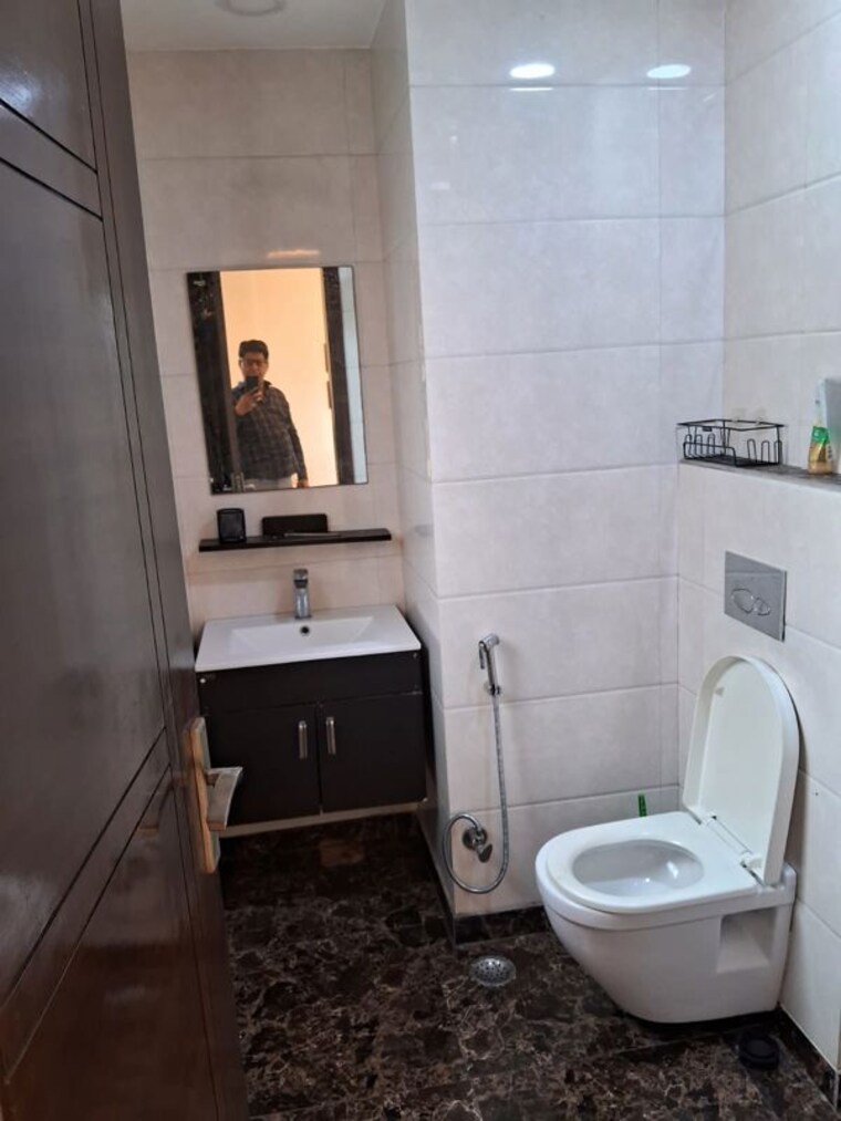 Bathroom, east of kailash 3 Bedroom 1250 Sq.Ft. Apartment In East Of Kailash Delhi 10311277