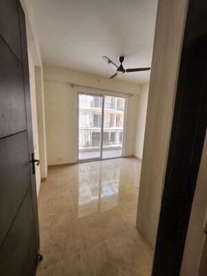 Room in 2.5 BHK Apartment at Signature Global Park 4 and 5, Sohna Sector 36 – for Rent