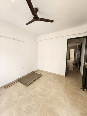 Room in 2.5 BHK Apartment at Signature Global Park 4 and 5, Sohna Sector 36 – for Rent