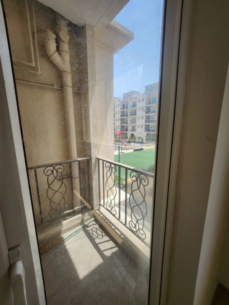 Balcony, signature-global-park-4-and-5 2.5 Bedroom 1120 Sq.Ft. Apartment In Sohna Sector 36 Gurgaon 10311416