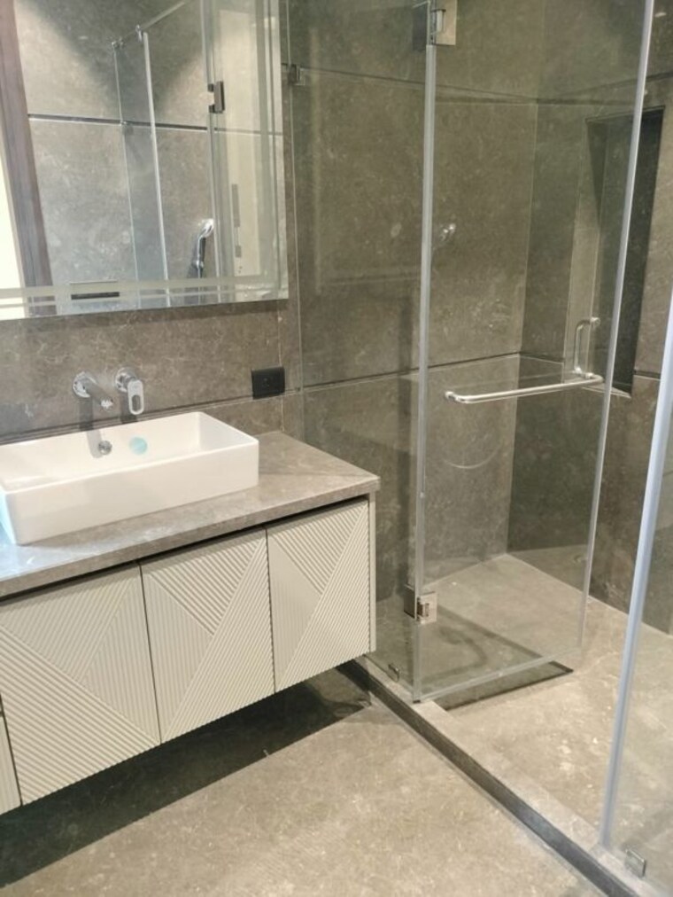 Bathroom, east of kailash 3 Bedroom 1800 Sq.Ft. Builder Floor In East Of Kailash Delhi 10311432