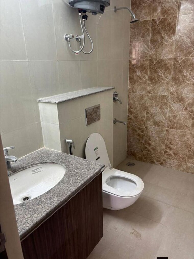 Bathroom, aura-gazania 3 Bedroom 1800 Sq.Ft. Apartment In Nabha Zirakpur 10311477
