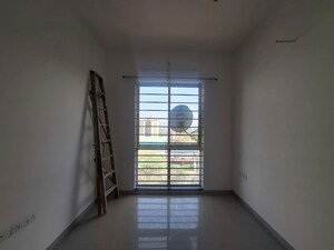 Room in 3 BHK Apartment at Sheth Vasant Lawns, Laxmi Nagar – for Rent