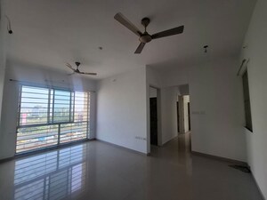 Room in 3 BHK Apartment at Sheth Vasant Lawns, Laxmi Nagar – for Rent