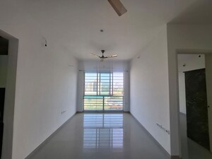 3 BHK Apartment For Rent in Sheth Vasant Lawns, Laxmi Nagar