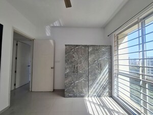 Room in 3 BHK Apartment at Sheth Vasant Lawns, Laxmi Nagar – for Rent