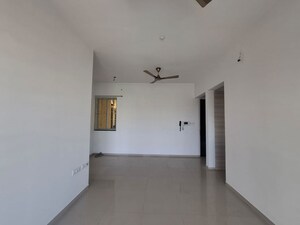 Room in 3 BHK Apartment at Sheth Vasant Lawns, Laxmi Nagar – for Rent