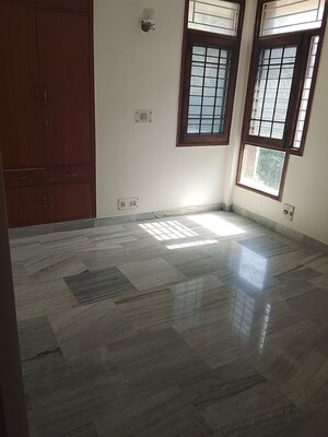 Room in 1 BHK Apartment at Patparganj – for Rent
