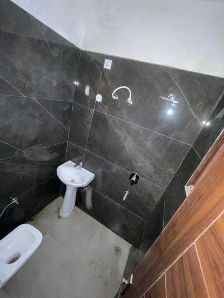 Bathroom, devbhoomi-elite-homez 3 Bedroom 1320 Sq.Ft. Builder Floor In Patiala Road Zirakpur 10311623