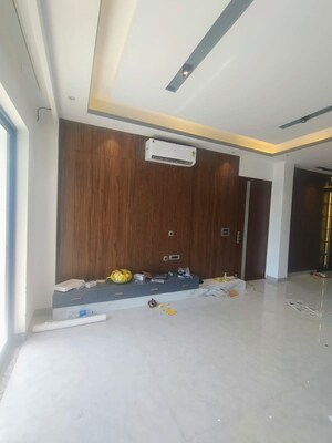 Room in 4 BHK Builder Floor at Ansal API Versalia, Sector 67a – for Rent