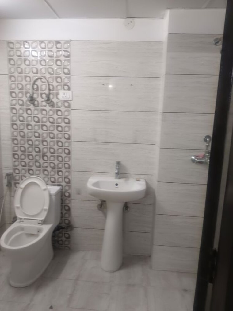 Bathroom, gulshan-bellina 3 Bedroom 1495 Sq.Ft. Apartment In Sector 16 Greater Noida Greater Noida 10311680